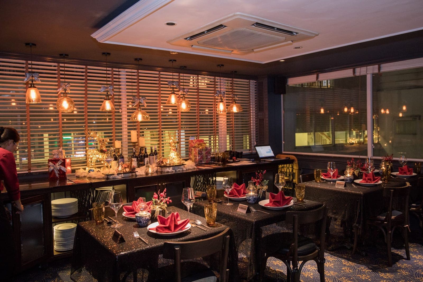 Gedekte tafels met bordjes Reserved in een restaurant bij avond