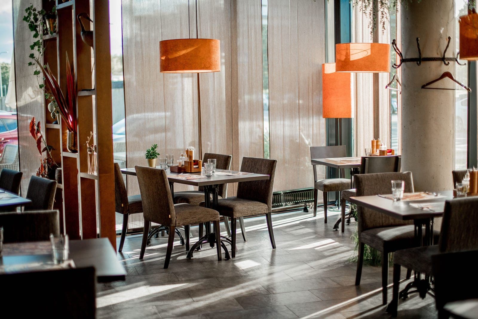 Zonnige eetzaal met oranje lampen