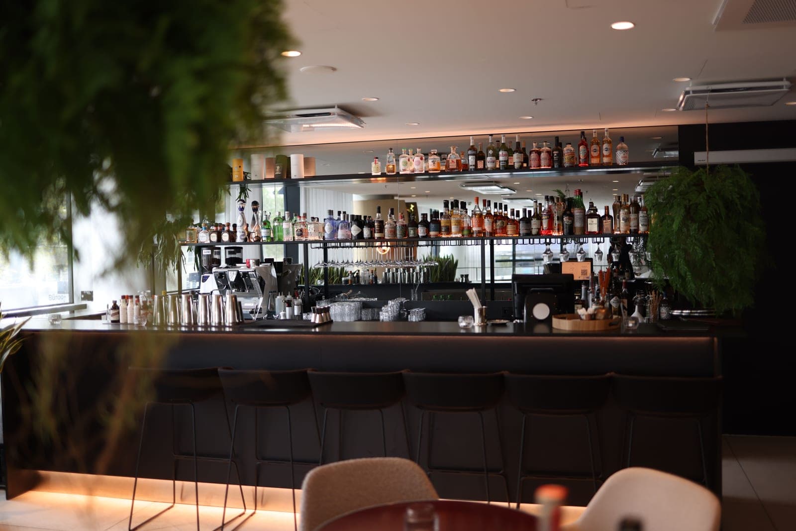 Bar van een restaurant met flessen en planten